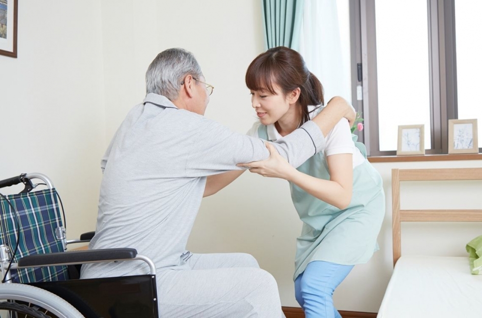 Khi bị tai biến mạch máu não người già rất cần sự hỗ trợ chăm sóc cẩn thận